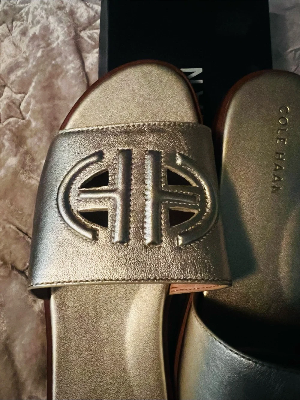 NEW IN BOX COLE HAAN FLYNN LEATHER GOLD LOGO SLIDE SANDAL SIZE 9B